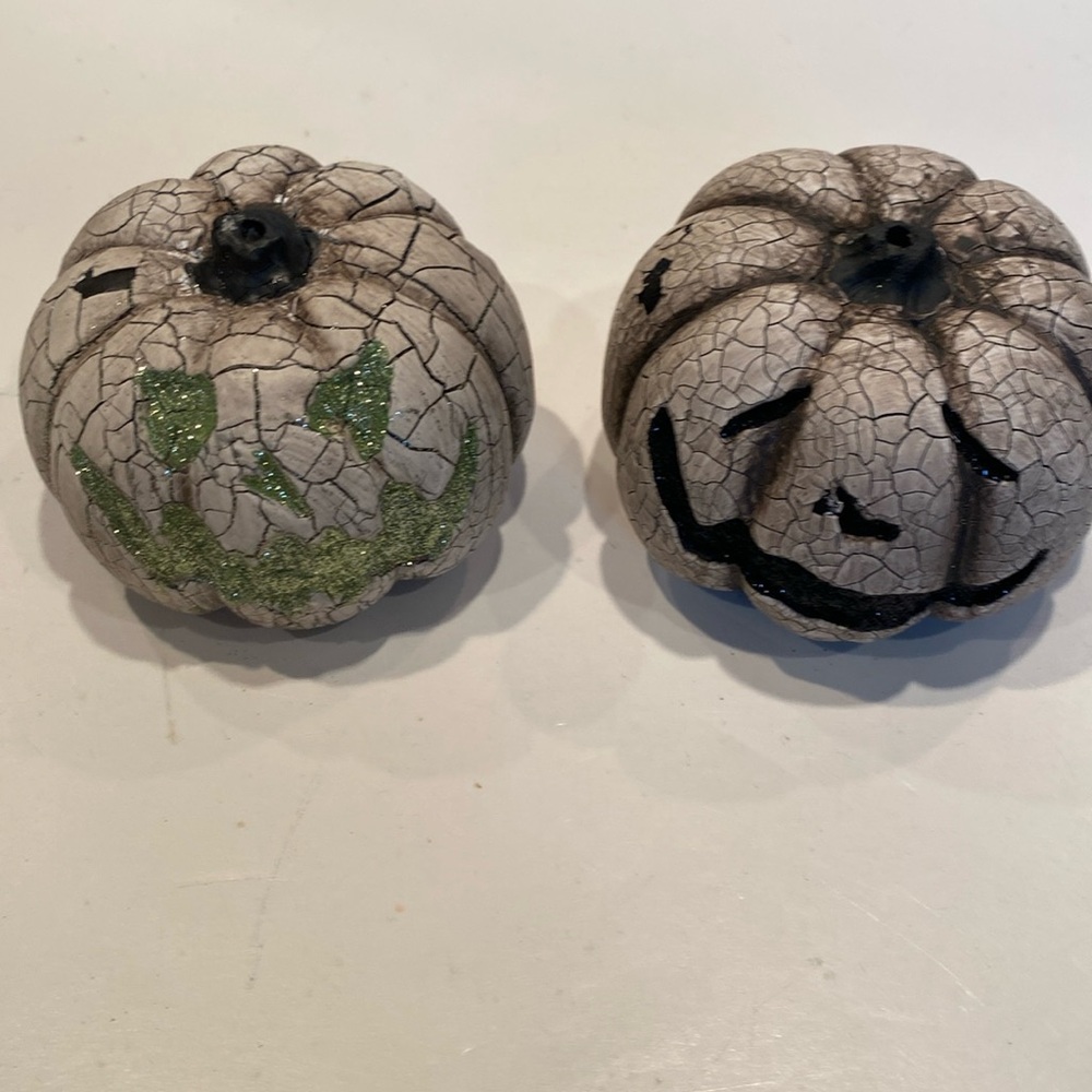 NWT Set of 2 Heavy Resin Glitter Crackled Scary Pumpkins
